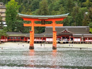 a la puerta del templo