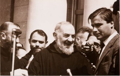 padre-pio-en-la-casa-del-sollievo-e-la-sofferenza